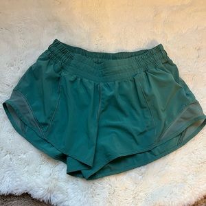 Frosted pine size 6 Lululemon Hotty Hots, 2.5” length